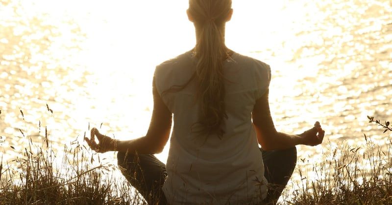 Méditation et yoga en retraite silencieuse : le guide pour oser sauter le pas